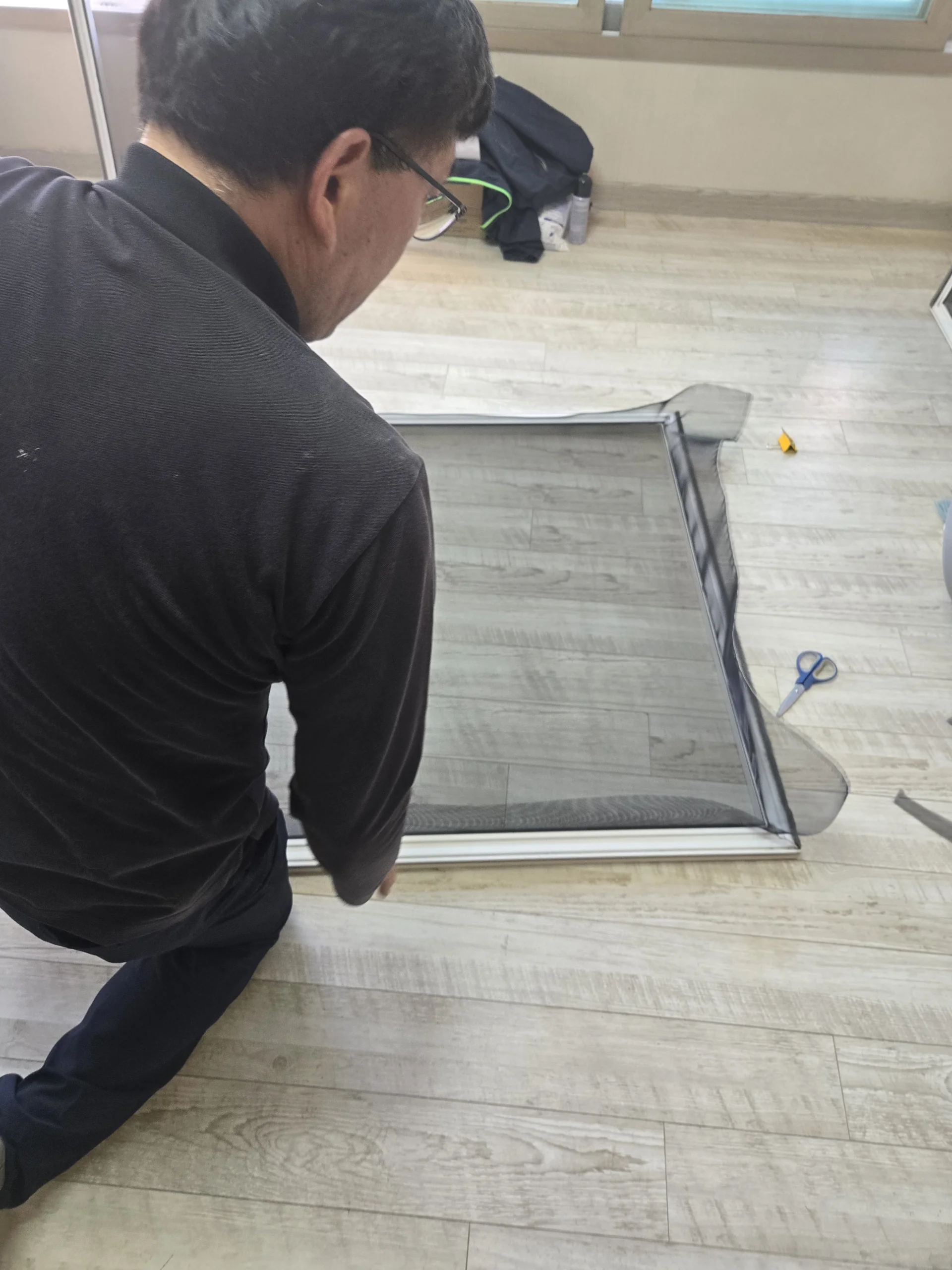 방충망 교체 교육 실습 장면